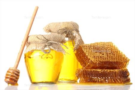 تصویر با کیفیت عسل موم و قاشق چوبی عسل